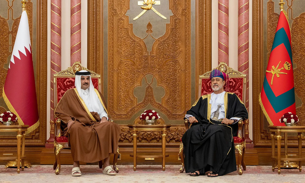 سلطان عمان وأمير قطر يؤكدان ضرورة تكاتف الجهود لحماية الملاحة البحرية وإنهاء الصراع بالمنطقة