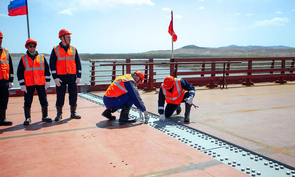 روسيا وكوريا الشمالية تحتفلان بإنشاء جسر برّي قبيل افتتاحه في الصيف. سيكون بمقدور الجسر الذي يعبر نهر تومين الفاصل بين البلدين التعامل مع 300 مركبة و2850 شخصا يوميا 