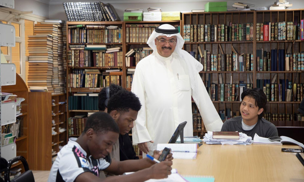 وزير التربية يتفقد مقار طلبة المنح الدراسية في المعهد الديني. للاطمئنان على أوضاعهم التعليمية والمعيشية في ظل الظروف الراهنة. تابع سير الحصص الدراسية عبر منصة "تيمز" وشارك المتعلمين حضور دروسهم الافتراضية واطلع على مستوى التفاعل والالتزام داخل الصفوف 