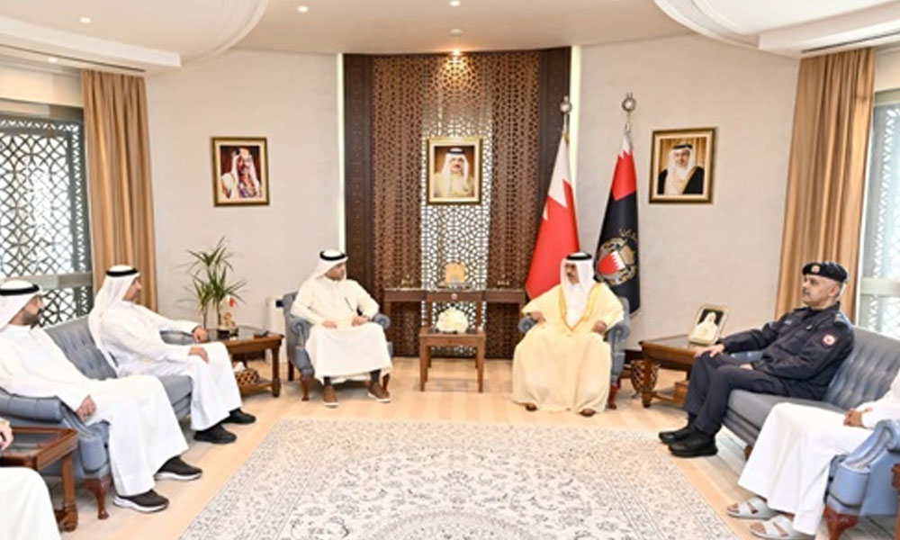 وزير الداخلية البحريني يبحث مع وفد أمني كويتي تعزيز الجهود وتطوير آليات العمل المشترك