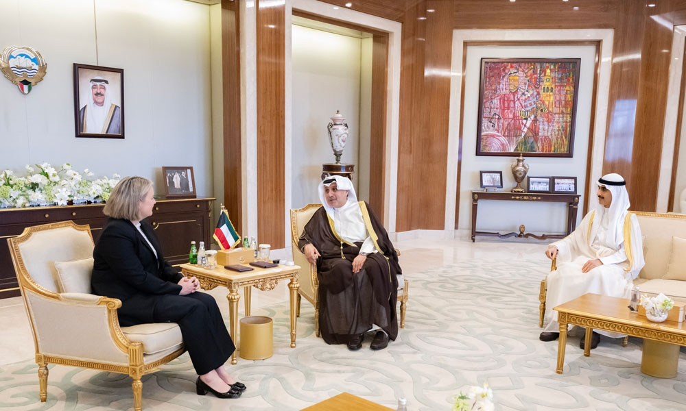 وزير شؤون الديوان الأميري ورئيس ديوان سمو ولي العهد يستقبلان سفيرة أستراليا لدى البلاد