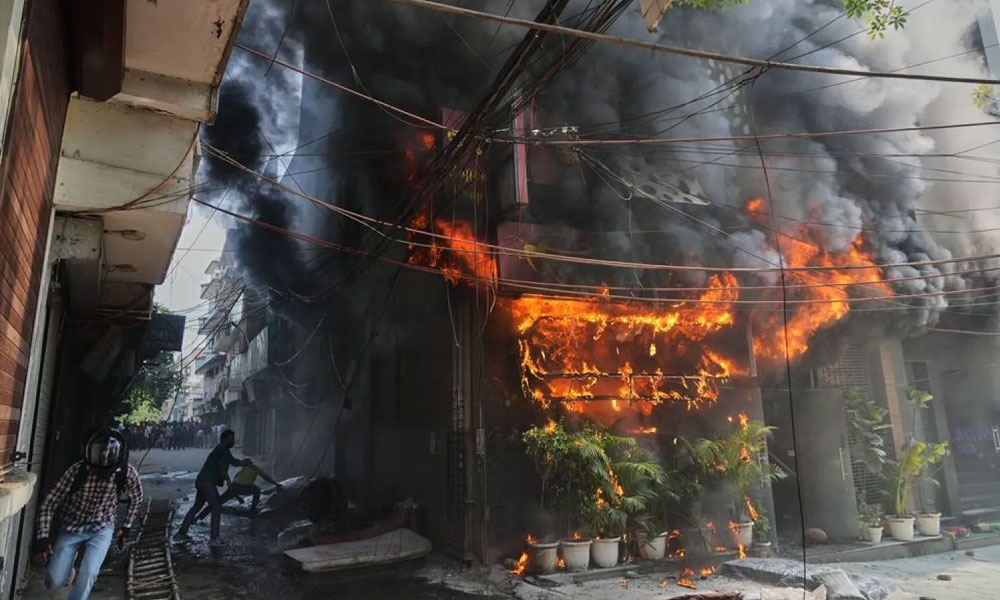 حريق في فندق بدلهي يودي بحياة 21 شخصا على الأقل