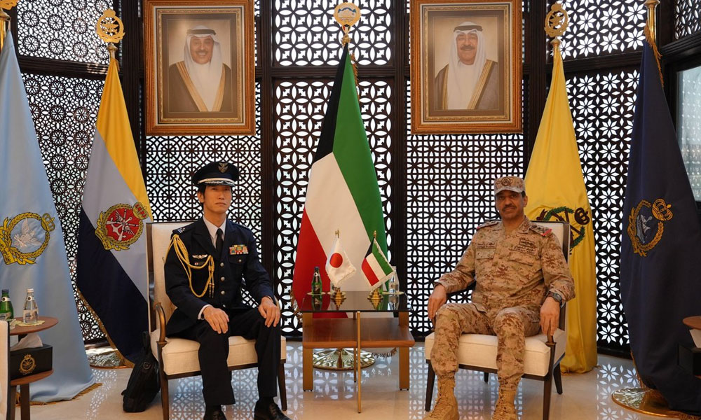 رئيس الأركان العامة يبحث مع الملحق العسكري الياباني أوجه التعاون المشترك وسبل تطويره