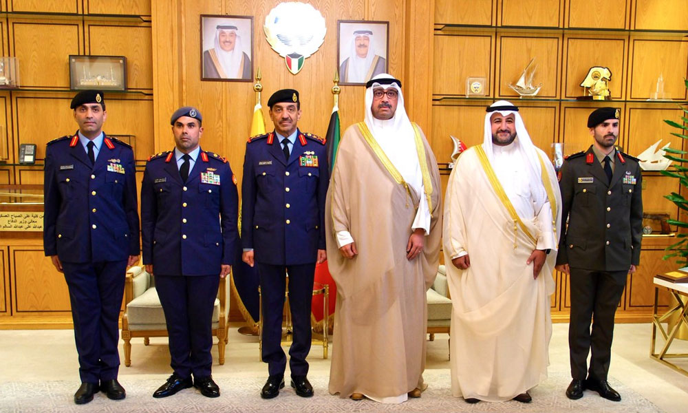 وزير الدفاع يقلد ضباطا رتبهم الجديدة تنفيذا للمرسوم الأميري بترقيتهم إلى رتبة عميد