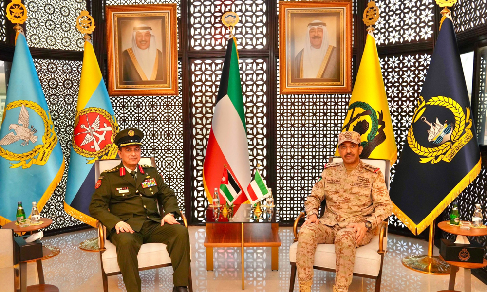 رئيس الأركان العامة للجيش يبحث مع ملحقين عسكريين لدى البلاد تعزيز التعاون المشترك