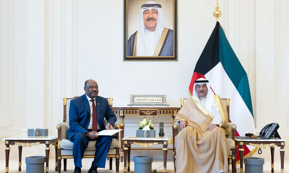 سمو أمير البلاد يتسلم رسالة خطية من رئيس مجلس السيادة الانتقالي بالسودان تسلمها سمو ولي العهد