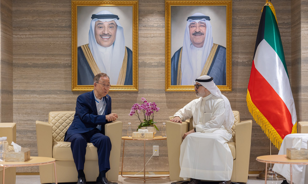 وزير الخارجية الكويتي يبحث مع الأمين العام السابق للأمم المتحدة آخر التطورات الإقليمية والدولية