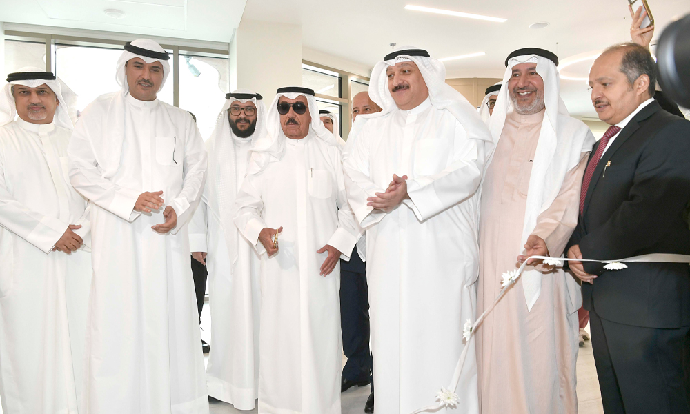 وزير الصحة يفتتح مركز جابر الأحمد لغسيل الكلى في الأحمدي الصحية بتبرع من ورثة الأمير الراحل