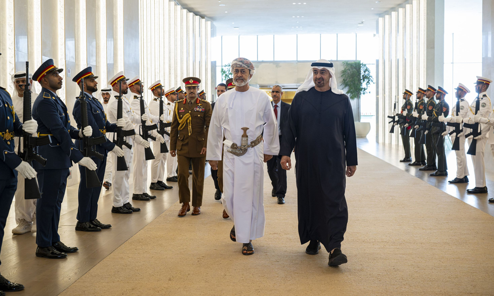 الرئيس الإماراتي يبحث مع سلطان عمان التطورات في المنطقة وسبل تعزيز العلاقات الثنائية
