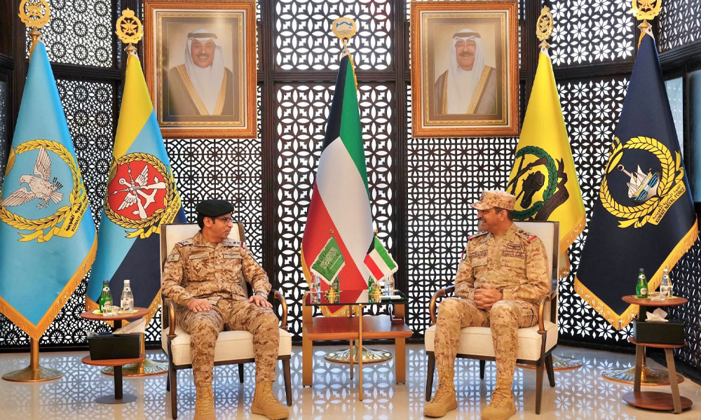 رئيس الأركان العامة يبحث مع مسؤول عسكري سعودي أوجه التعاون العسكري بين البلدين