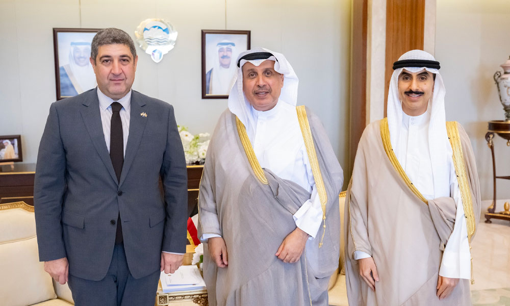 وزير شؤون الديوان الأميري ورئيس ديوان سمو ولي العهد يستقبلان سفير جمهورية أرمينيا