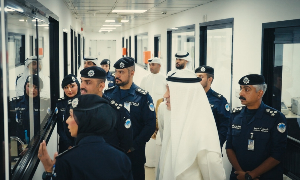 النائب الأول ووزير الداخلية يتفقد “الأدلة الجنائية” ويطلع على تطوراتها الفنية والتقنية