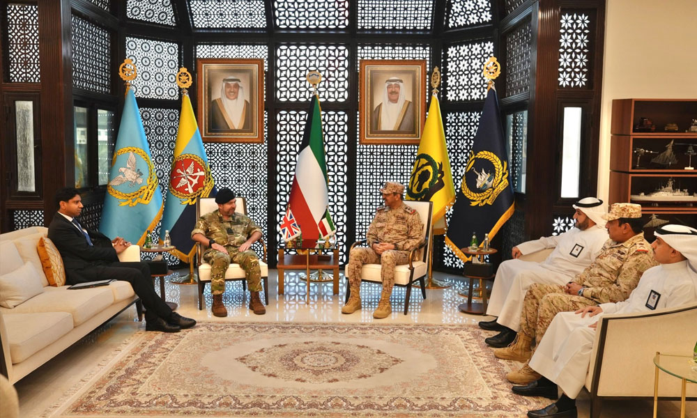 رئيس الأركان العامة للجيش يبحث مع مستشار الدفاع الأول البريطاني سبل تعزيز التعاون العسكري