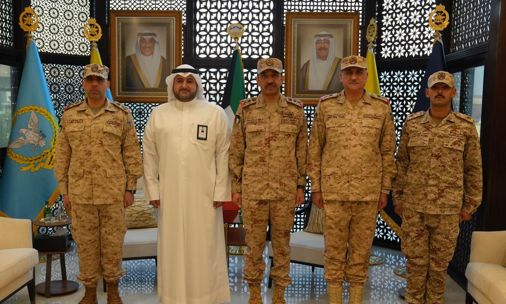 رئيس الأركان العامة للجيش يقلد ضابطا برتبة ملازم وذلك تنفيذا للمرسوم الأميري الصادر بتوليته