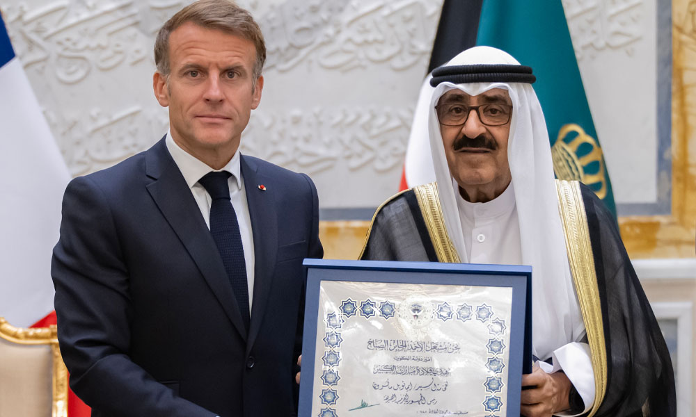 سمو أمير البلاد والرئيس الفرنسي يتبادلان قلادة “مبارك الكبير” و”وسام جوقة الشرف الفرنسي الأكبر”