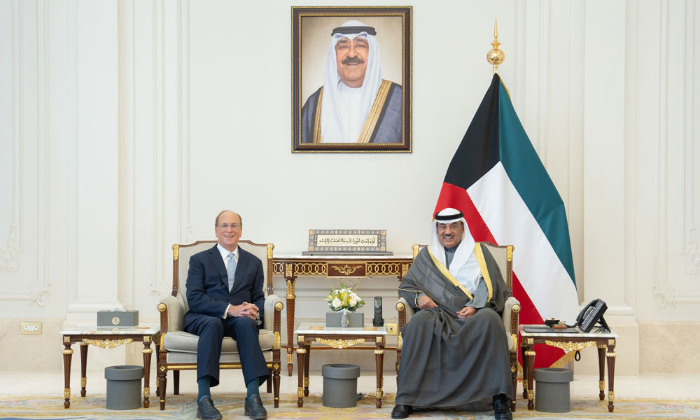 سمو ولي العهد يستقبل رئيس مجلس الإدارة والرئيس التنفيذي لشركة بلاك روك