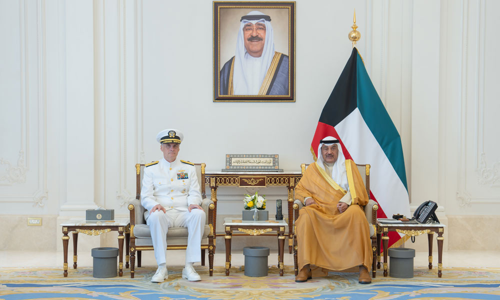 سمو ولي العهد يستقبل نائب الأدميرال قائد القيادة المركزية للقوات البحرية الأمريكية والأسطول الخامس بمناسبة زيارته للبلاد