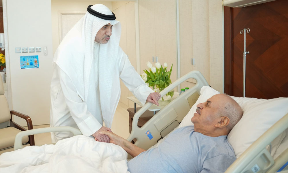 النائب الأول ووزير الداخلية يزور الفريق المتقاعد عبدالله الفارس للاطمئنان على صحته